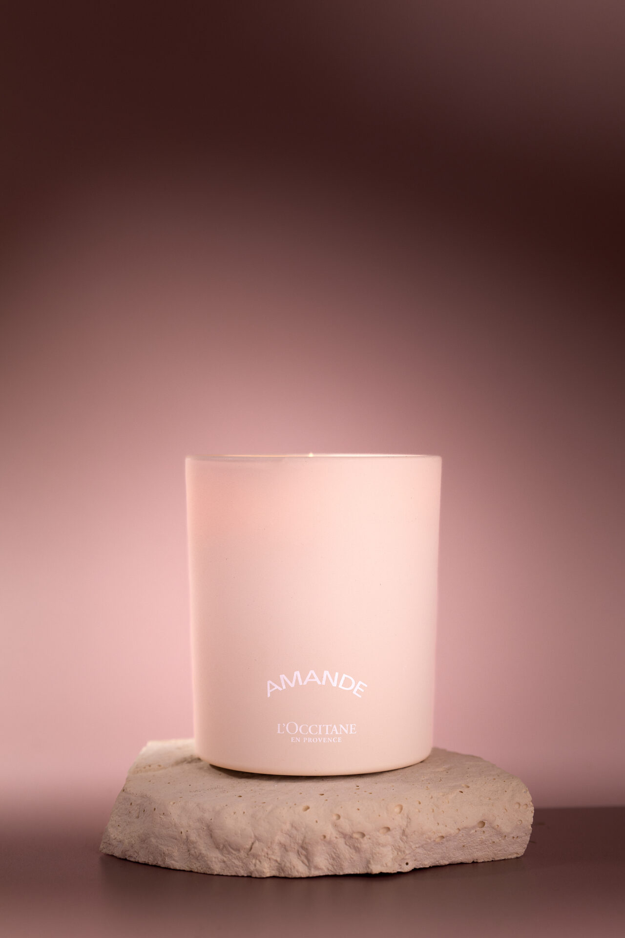 Packshot bougie décorative – photo produit lifestyle minimaliste