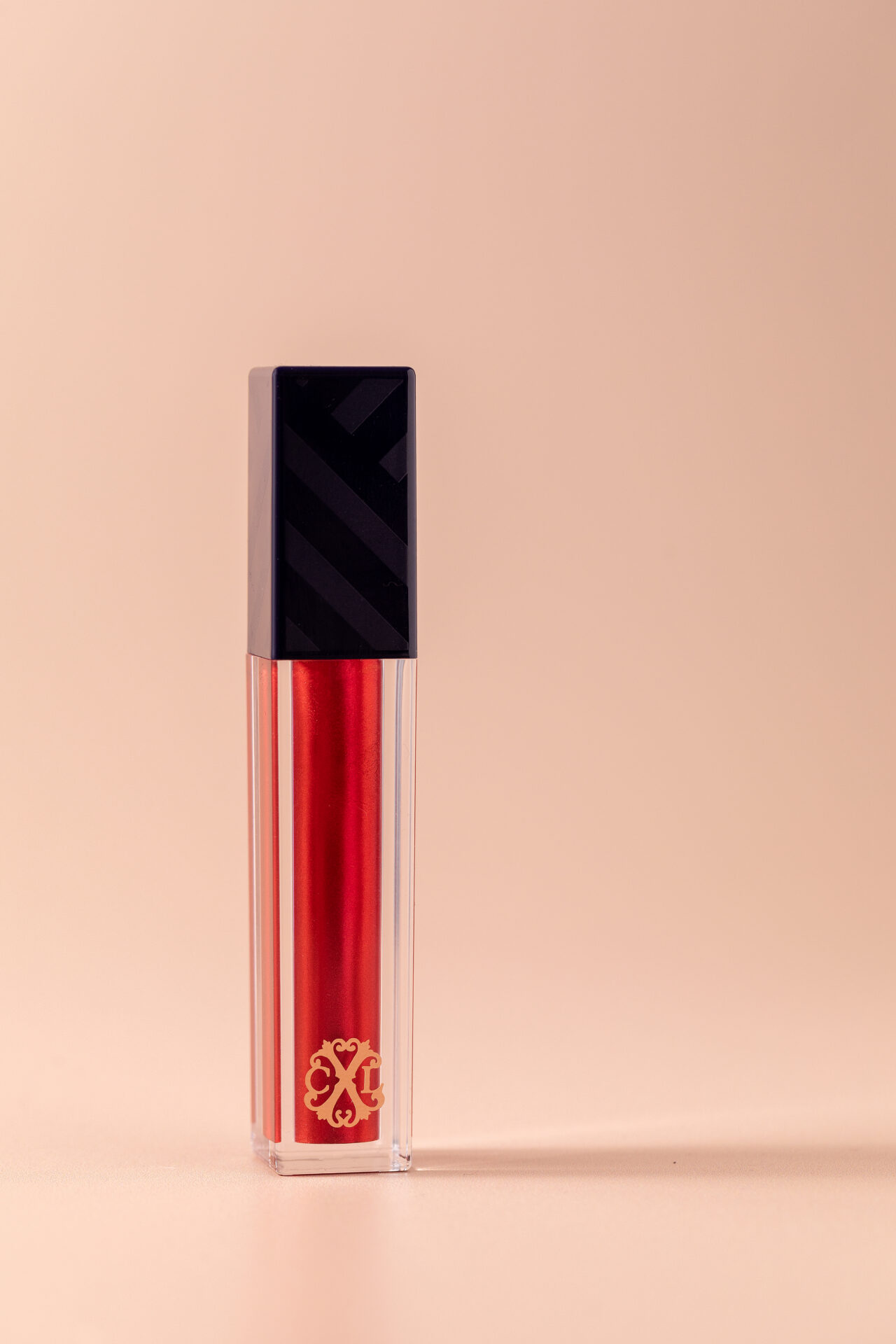 Packshot rouge à lèvres sur fond blanc – photo produit beauté minimaliste