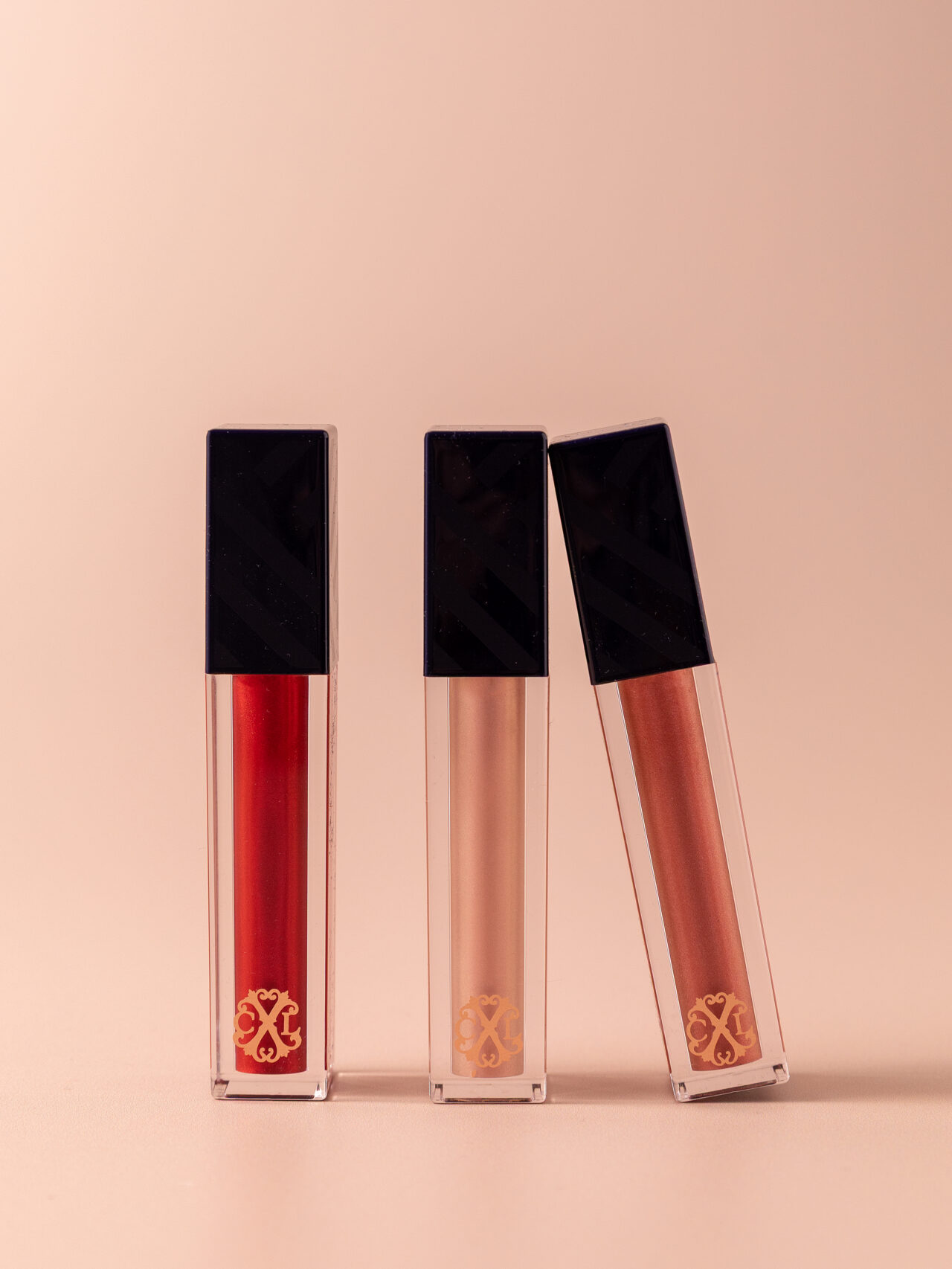 Packshot rouge à lèvres sur fond blanc – photo produit beauté minimaliste - Paris